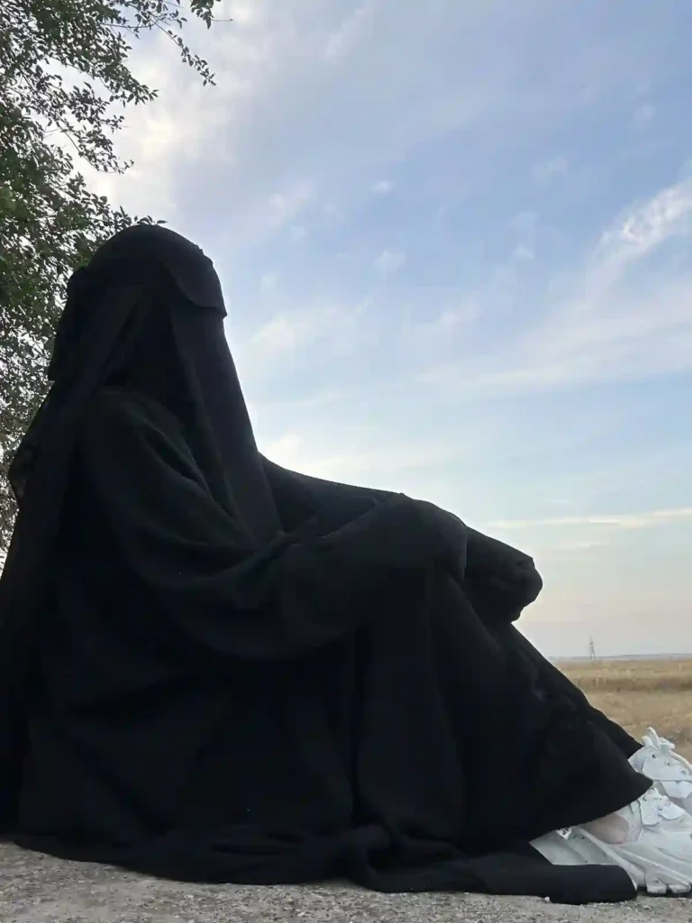 কালো বোরকা পরা মেয়েদের পিক
