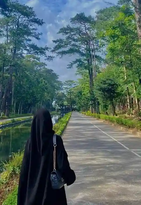 কালো বোরকা পরা মেয়ের পিকচার